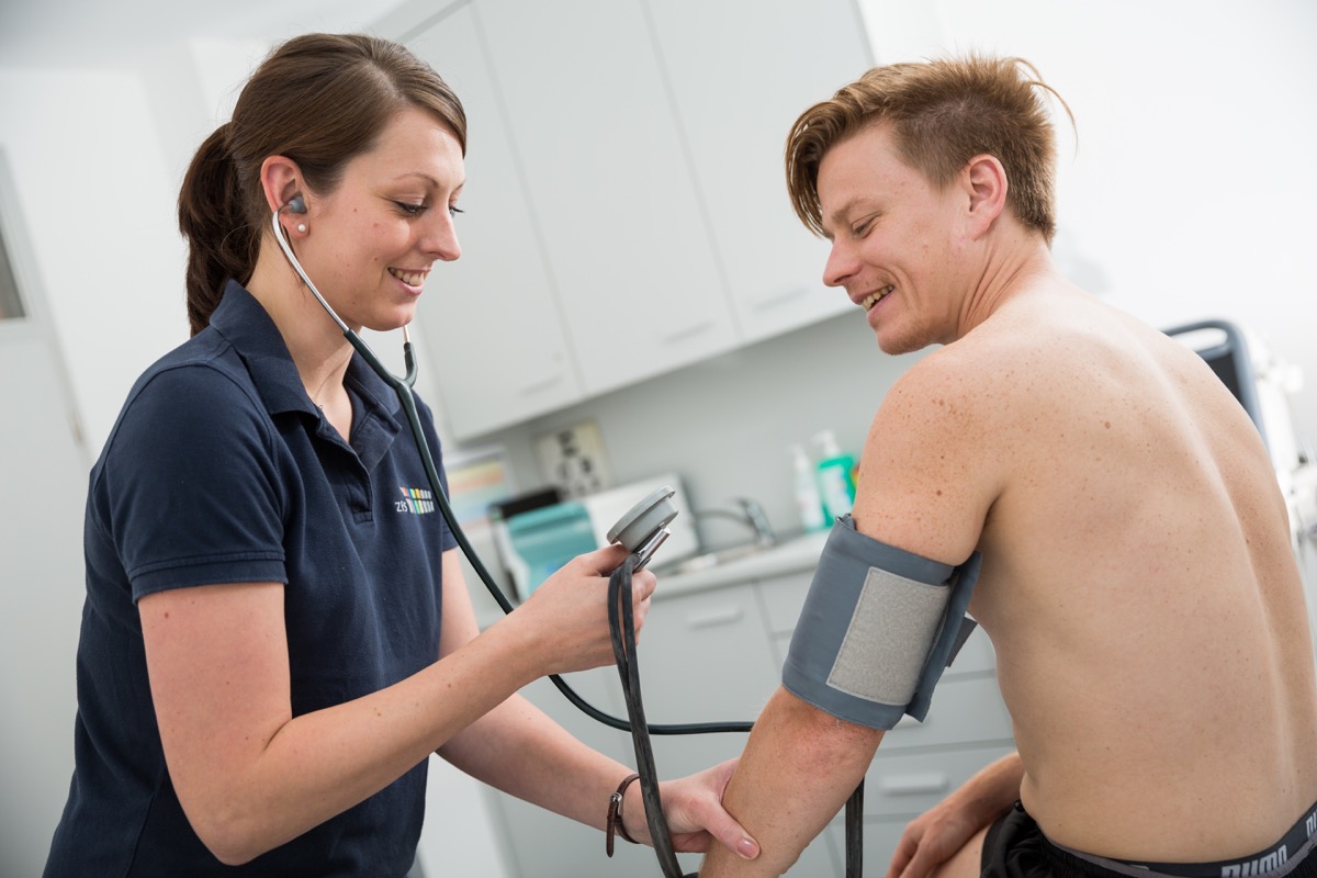 Ärztin des ZfS Münster misst den Blutdruck eines Patienten in der internistischen Sprechstunde für Innere Medizin Münster.